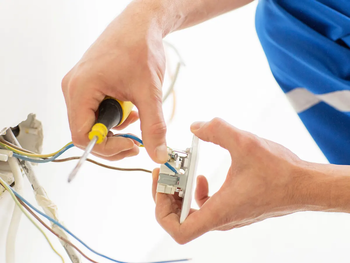 Artisan électricien au travail à Paris